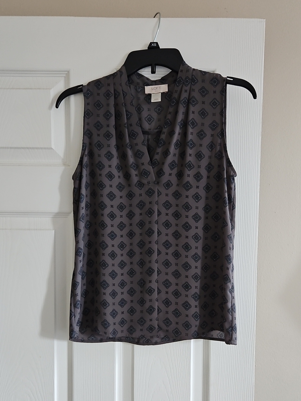 XXSP LOFT Gray Geometric Sleeveless Shell Top